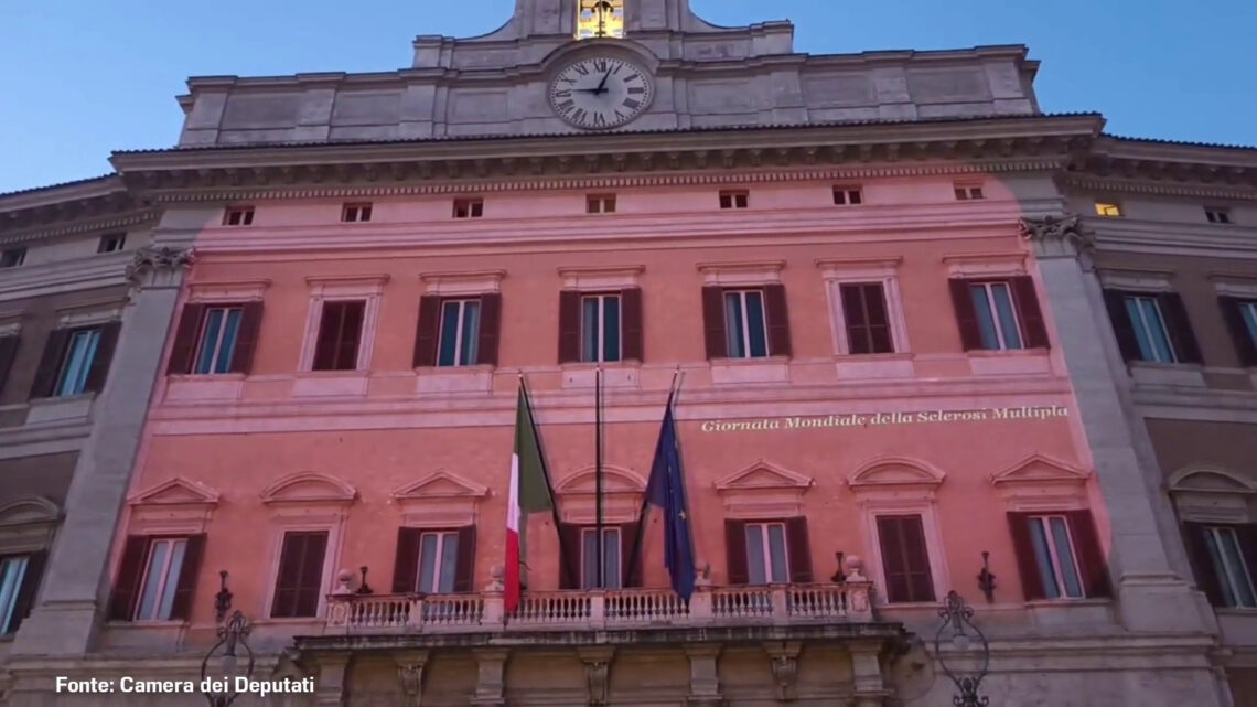 Giornata mondiale Sclerosi multipla, Montecitorio si illumina di rosso Giornata mondiale Sclerosi multipla, Montecitorio si illumina di rosso